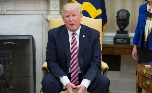 Trump broni się ws. ujawnienia Rosjanom ściśle tajnych informacji. A jego doradca zmienia wersję