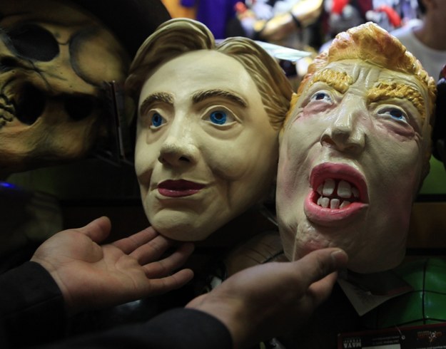 Trump czy Clinton? Na zdj. halloweenowe maski z podobizną kandydatów do Białego Domu /MARIO GUZMAN    /PAP/EPA