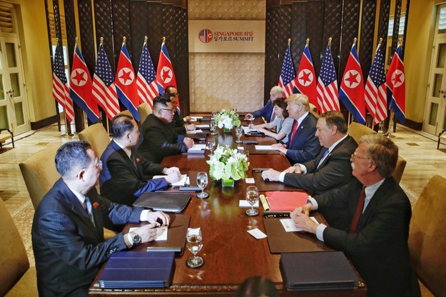 Trump i Kim Dzong Un wraz z innymi członkami delegacji obu państw /KEVIN LIM / THE STRAITS TIMES / SPH /PAP/EPA