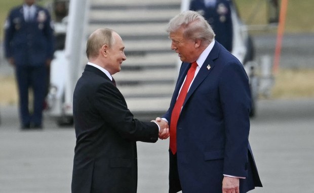 Trump i Putin uścisnęli dłonie na Alasce. Nagła zmiana planów w protokole