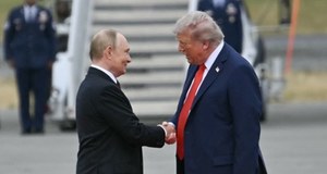 Trump i Putin uścisnęli dłonie na Alasce. Nagła zmiana planów w protokole