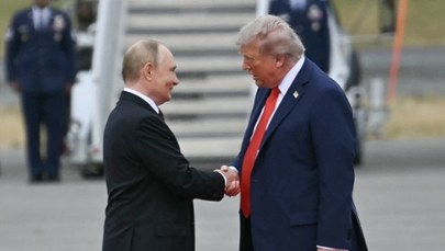 Trump i Putin uścisnęli dłonie na Alasce. Nagła zmiana planów w protokole
