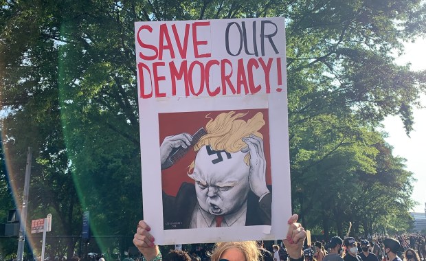 "Trump jest rasistą. Nigdy nie powinien zostać prezydentem". Tysiące ludzi znowu na ulicach Waszyngtonu