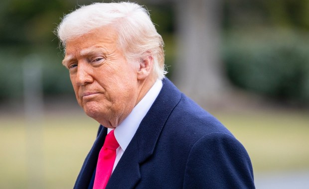 Trump kluczy ws. Ukrainy. "Wysyłamy broń, ale..."