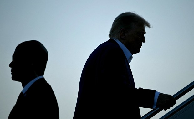 Trump lekceważy artykuł 5. NATO z tylnego siedzenia Air Force One