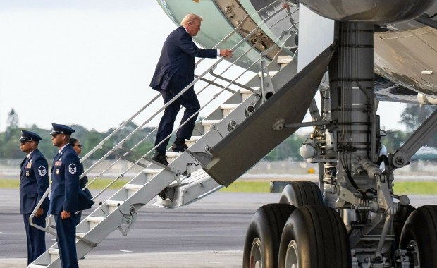 Trump na celowniku? Niepokojące odkrycie w pobliżu lotniska