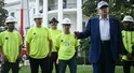 Trump nagle zwrócił się do pracowników budowlanych.