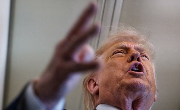 Trump nie wytrzymał. Powiedział dziennikarce, że jest "głupia", wstał i wyszedł