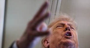 Trump nie wytrzymał. Powiedział dziennikarce, że jest "głupia", wstał i wyszedł
