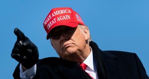 Trump nie żartował. USA wydadzą miliony na Boeingi do deportacji