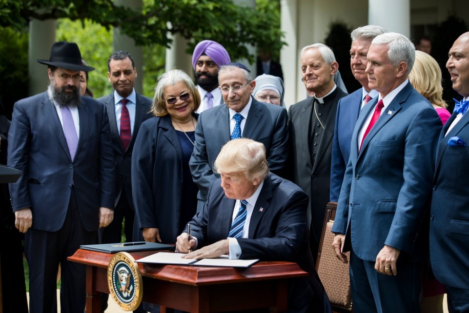 Trump ogłosił decyzję o zawieszeniu poprawki podczas Narodowego Śniadania Modlitewnego /JIM LO SCALZO /PAP/EPA