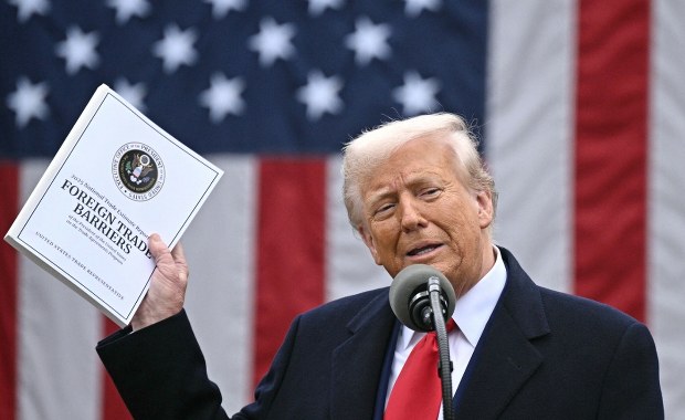 Trump: Podpisuję dekret o cłach na kraje całego świata