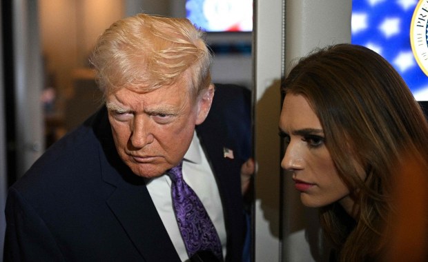 Trump potwierdza rozmowę z dyktatorem. Wcześniej ostrzegł linie lotnicze