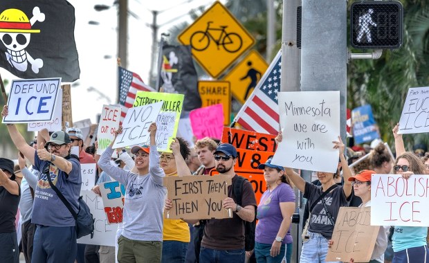 Trump reaguje na protesty. "Car od granicy" jedzie do Minnesoty