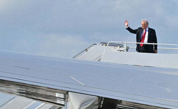 Trump "robi postępy" w rozmowach z Rosją. Zapowiada kolejne cła i ogłasza nowe święto