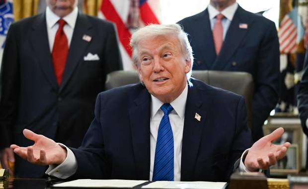 Trump sprzedał USA za emirackie miliony? Kulisy tajemniczych transakcji z szejkiem