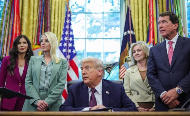 Trump uderza w Antifę. Chce uznania jej za organizację terrorystyczną