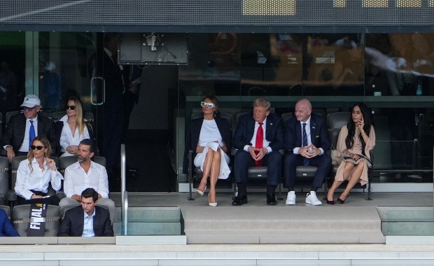 Trump walczy o swoje nazwisko na stadionie za miliardy dolarów