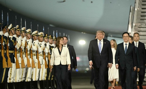 Trump wylądował w Pekinie. Pierwsza taka wizyta od 9 lat 