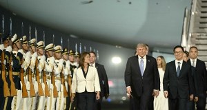 Trump wylądował w Pekinie. Pierwsza taka wizyta od 9 lat 