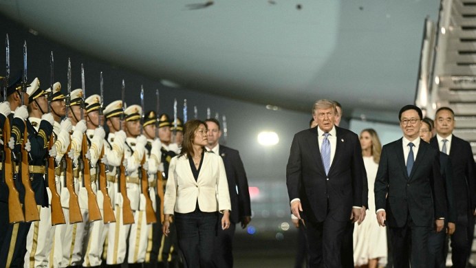 Trump wylądował w Pekinie. Pierwsza taka wizyta od 9 lat 
