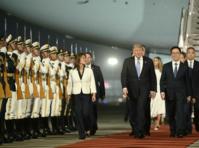 Trump wylądował w Pekinie. Pierwsza taka wizyta od 9 lat 