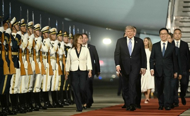 Trump wylądował w Pekinie. Pierwsza taka wizyta od 9 lat 