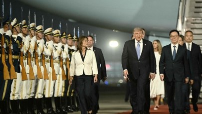 Trump wylądował w Pekinie. Pierwsza taka wizyta od 9 lat 