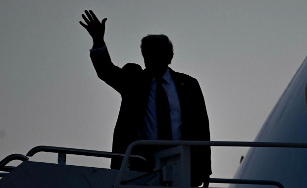 Trump wyleciał na Alaskę. "Zbrodniarz wojenny przyjęty z fanfarami"