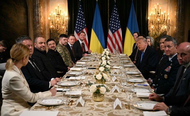 Trump wyprosił dziennikarzy i kazał ich nakarmić. Menu jest hitem