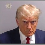 Trump zarabia miliony na zdjęciu z kartoteki policyjnej