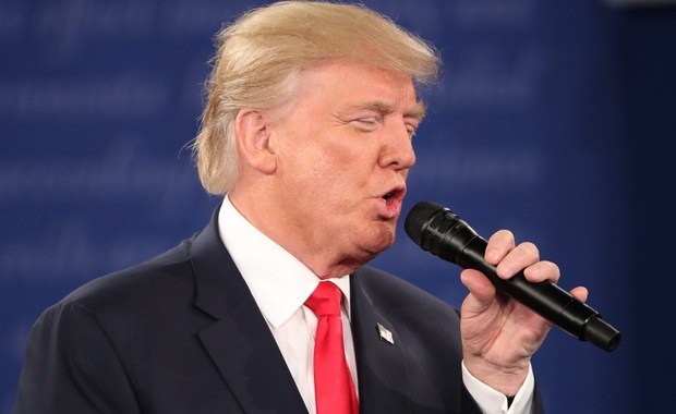 Trump znów atakuje Clinton na wiecu. Zebrani skandowali: "Zamknąć ją!"