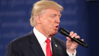 Trump znów atakuje Clinton na wiecu. Zebrani skandowali: "Zamknąć ją!"