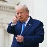Trump zwalnia "detektywów tropiących choroby". Redukcje personelu "nakierowane na Demokratów"