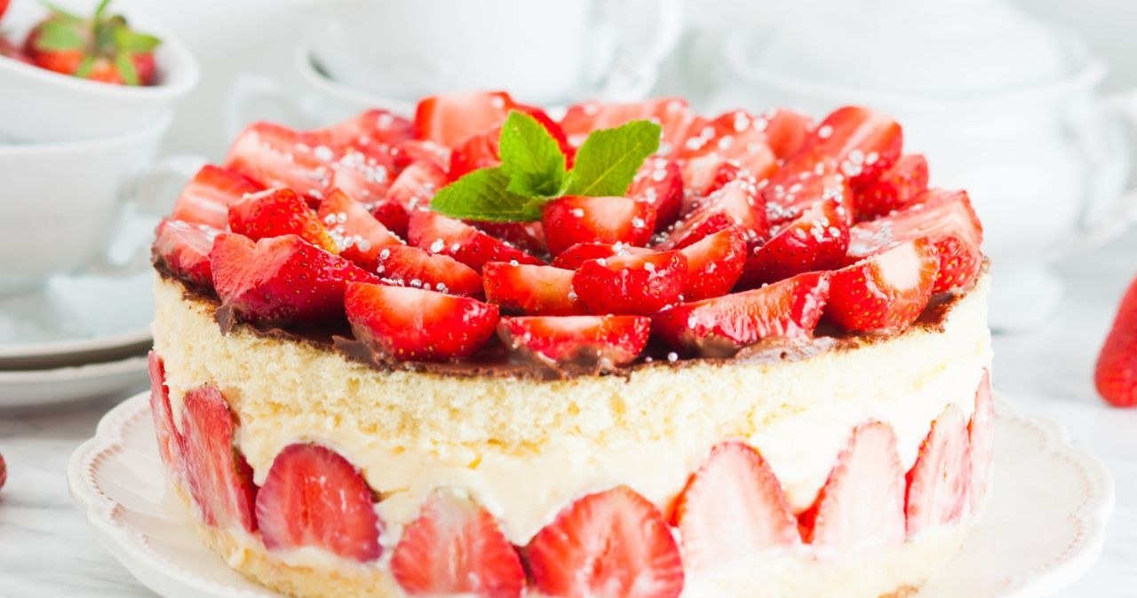 Truskawkowa Korona to ciasto, które może posłużyć za tort okolicznościowy /oksix /123RF/PICSEL