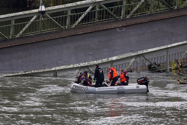 Trwa akcja poszukiwawcza po zawaleniu się mostu we Francji /Frederic Scheiber /PAP/EPA