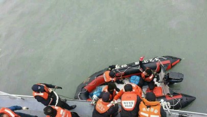 Trwa akcja ratunkowa na koreańskim promie