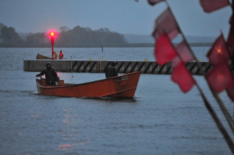 Akcja ratunkowa na Zalewie Szczecińskim. Jedna osoba jest poszukiwana