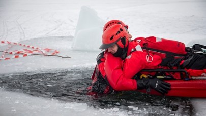 „Trwa akcja ratunkowa, pod mężczyzną załamał się lód”. Duże ćwiczenia służb na Zalewie Bagry