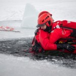„Trwa akcja ratunkowa, pod mężczyzną załamał się lód”. Duże ćwiczenia służb na Zalewie Bagry