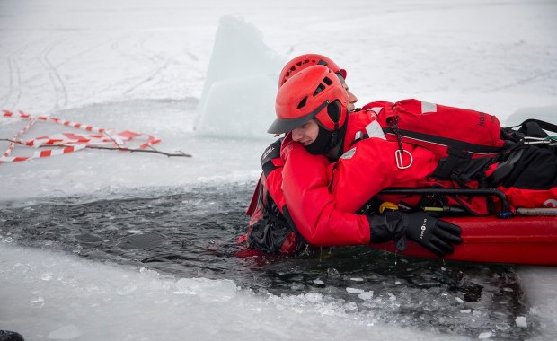 „Trwa akcja ratunkowa, pod mężczyzną załamał się lód”. Duże ćwiczenia służb na Zalewie Bagry