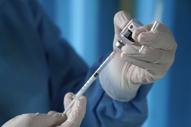 Trwa akcja szczepień przeciw COVID-19 / Dimas Ardian/Bloomberg  /Getty Images