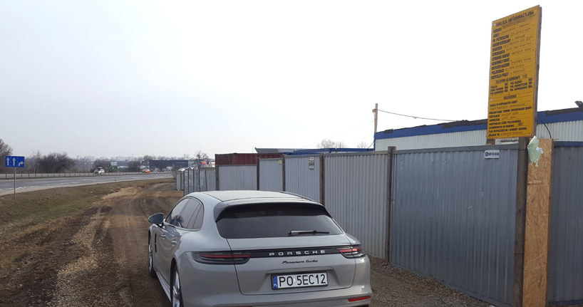 Trwa budowa salonu  Porsche w Krakowie. Powstanie przy ul.  Jasnogórskiej. Inwestorem jest firma Auto Premium Kus /INTERIA.PL