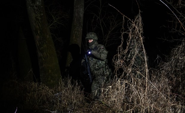 ​Trwa budowa zapory na granicy z Białorusią. Jak długo zostaną tam żołnierze?