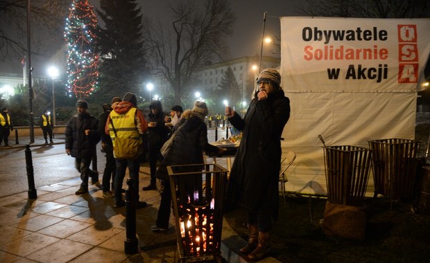 Trwa demonstracja przed Sejmem. Poseł PO: Nikt nas z sali nie wyrzuca 