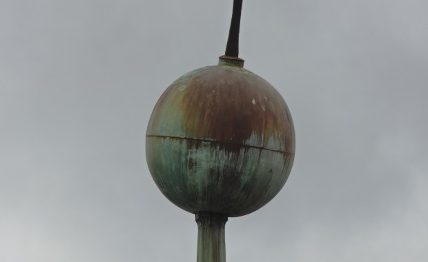 Trwa demontaż iglicy, zamknięto główne wejście do olsztyńskiego ratusza