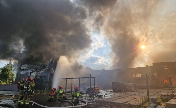 Trwa dogaszanie pogorzeliska po pożarze hali w Siemianowicach Śląskich