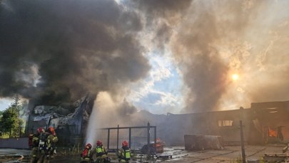 Trwa dogaszanie pogorzeliska po pożarze hali w Siemianowicach Śląskich