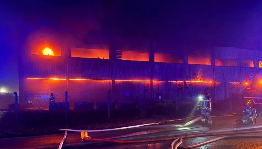 Trwa dogaszanie pożaru hali w Stalowej Woli