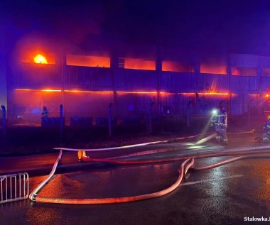 Trwa dogaszanie pożaru hali w Stalowej Woli